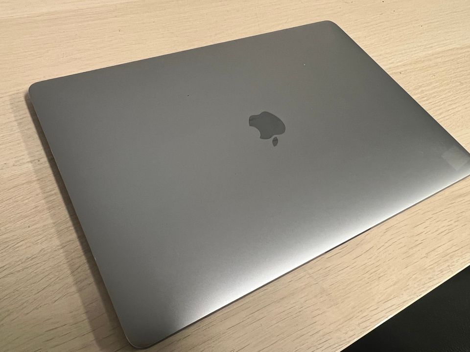 Macbook Pro 15in Mid 2016 - i7 16GB Ram / RadeonPro 460 4GB / 1TB | SN:TF1