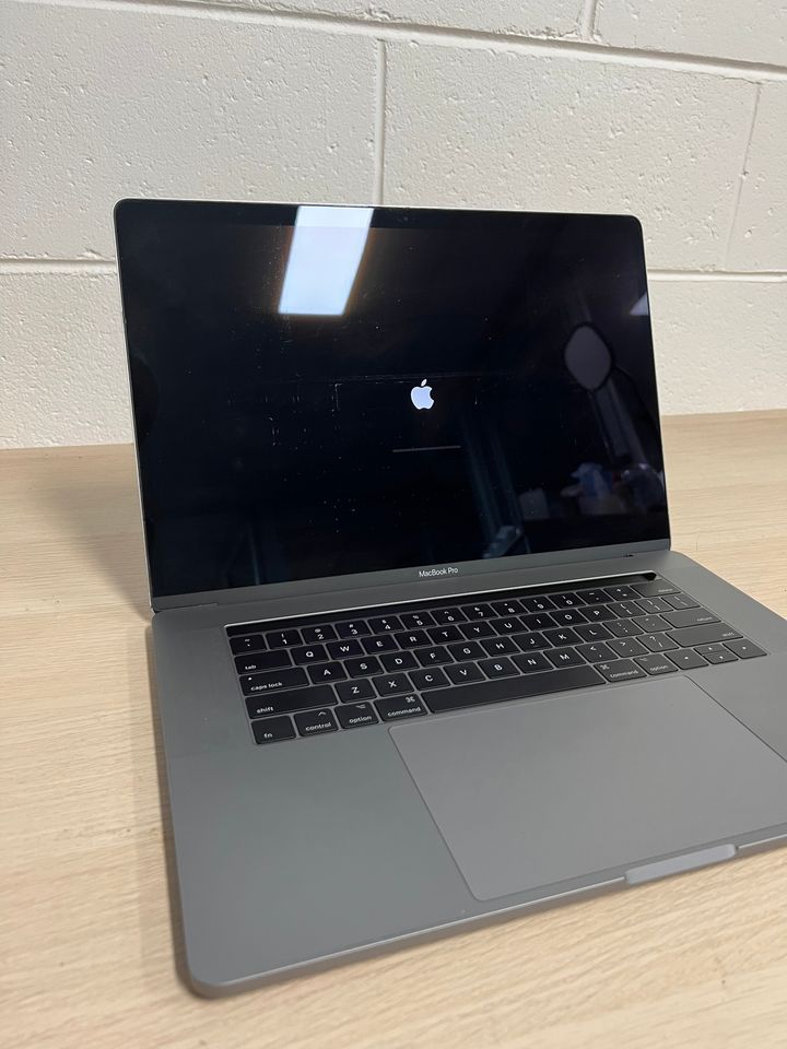 Macbook Pro 15in Mid 2016 - i7 16GB Ram / RadeonPro 460 4GB / 1TB | SN:TF1