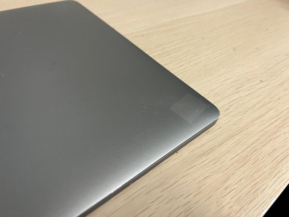 Macbook Pro 15in Mid 2016 - i7 16GB Ram / RadeonPro 460 4GB / 1TB | SN:TF1