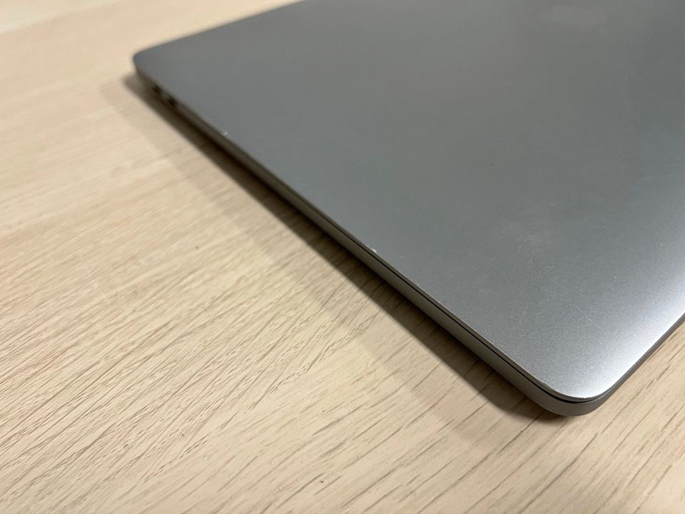 Macbook Pro 15in Mid 2016 - i7 16GB Ram / RadeonPro 460 4GB / 1TB | SN:TF1