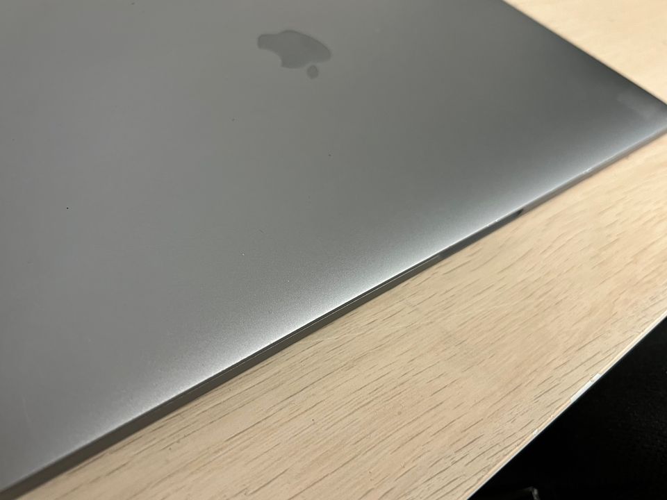 Macbook Pro 15in Mid 2016 - i7 16GB Ram / RadeonPro 460 4GB / 1TB | SN:TF1